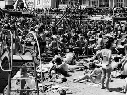 Playa de Barcelona en julio de 1967, en una de las imágenes que se puede ver en la exposición de fotografía de EFE.