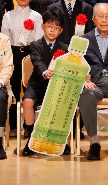 Wataru Kobayashi (8 años) es uno de los ganadores del concurso de haiku de 2023 de Itoen. Su poesía aparece en la botella de té verde.