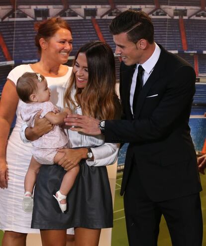 Bale, junto a su pareja y su hija.