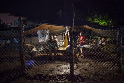 El día a día de muchas familias de Juchitán es el de las familias Aquino y Matus, quienes tienen que dormir en carpas improvisadas, en las zonas donde se encontraban sus viviendas.