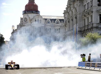 Fernando Alonso en su monoplaza durante el espectáculo por las calles de Oviedo.