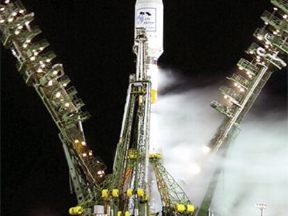 El <i>MetOp-A</i> parte al espacio a bordo del cohete <i>Soyuz-2</i> desde el cosmódromo de Baikonur (Kazajistán).