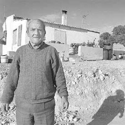 José Sánchez, a quien una construtora quiere deshauciar de la casa donde vive desde hace 42 años.