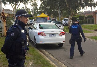 Graham Ashton, comisionado de la Policía del Estado de Victoria, cuya capital es Melbourne, ha confirmado que se trata de un "incidente terrorista", aunque de momento no existen pruebas que apunten a que Khayre actuó por órdenes del exterior. "No sabemos aún si se trata de algo que él realmente estaba planeando, si se le ocurrió de repente o si recibió una orden", ha añadido. En la imagen, dos agentes de la policía montan guardia frente a la vivienda de Yacqub Khayre.