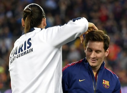 Ibrahimovic saluda Messi abans de l'inici del partit.