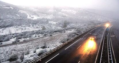 La A-52, autov&iacute;a de las R&iacute;as Baixas, a su paso por los puertos de la Canda y El Padornelo esta ma&ntilde;ana, donde ha ca&iacute;do una nevada en pleno mayo. 