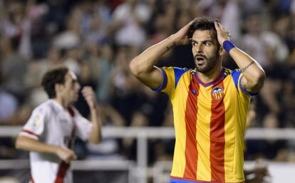 Negredo se lamenta tras fallar una ocasión.