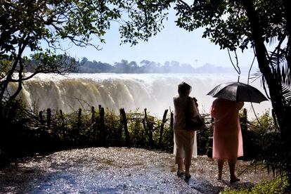 Frente a las cataratas Victoria, frontera natural entre Zambia y Zimbabue.