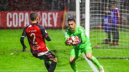 El guardameta del Granada Adri López detiene el balón durante el partido de Copa contra el Arousa.