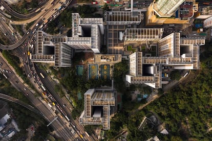 Quadras de basquete, no centro, cercadas por blocos residenciais de Hong Kong, em 23 de novembro de 2018.