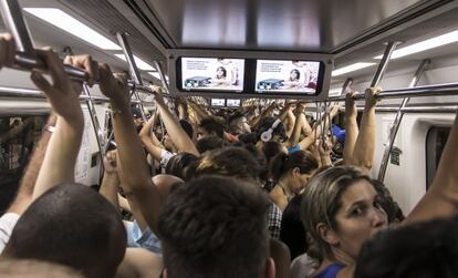 Passageiros na linha 4 do metr&ocirc; de S&atilde;o Paulo, que parou sem energia.