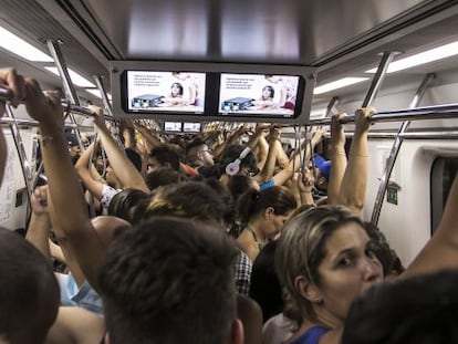 Passageiros na linha 4 do metr&ocirc; de S&atilde;o Paulo, que parou sem energia.