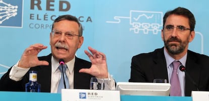 Jos&eacute; Folgado, presidente no ejecutivo de REE y Juan Lasala, consejero delegado, ayer en Madrid. 