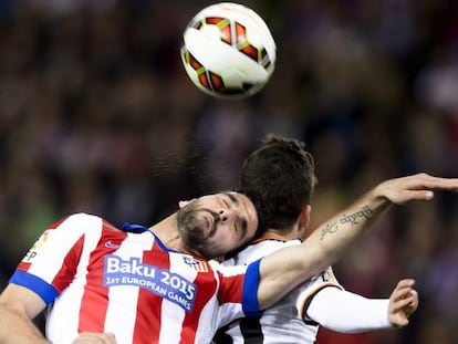 Ra&uacute;l Garc&iacute;a y Gay&aacute; saltan por el bal&oacute;n.