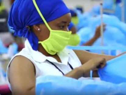 En esta empresa textil de Kenia han reorientado su producción para mantener al 100% de su plantilla, casi toda femenina, y producir un bien de primera necesidad  los equipos de protección para los sanitarios que atienden a los enfermos de covid-19