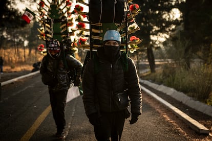 Entre las diversas peregrinaciones que salen de todos los estados, los peregrinos del Barrio de Santo Domingo, ubicado en el corazón de Puebla, recorren anualmente más de 130  kilómetros para llegar a la Basílica de Guadalupe. Los vecinos de este barrio han consolidado una familia alrededor de esta manda de fe que trasciende generaciones, pues José Roberto León 'El Meco', el más grande del barrio que ha caminado por El Paso de Cortés  por más de 40 años, acompaña a los más jóvenes que no llevan más de un año. Uno de los parajes más conocidos de las peregrinaciones es el Paso de Cortés, la brecha que existe entre los volcanes Popocatépetl e Iztaccíhuatl, más de 30 kilómetros de cerro, para cruzar de Puebla al Estado de México.