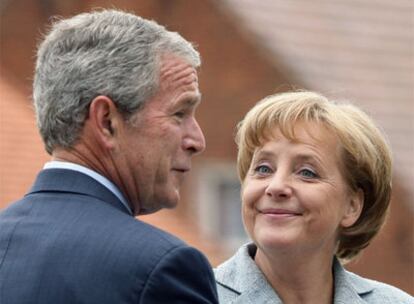 George W. Bush y Angela Merkel, durante la conferencia de prensa que dieron ayer en la localidad alemana de Meseberg.
