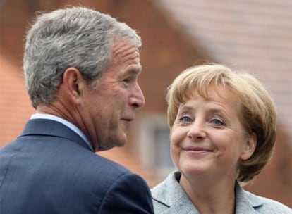 George W. Bush y Angela Merkel, durante la conferencia de prensa que dieron ayer en la localidad alemana de Meseberg.