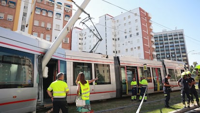 Imágen del tranvía accidentado que ha provocado un pequeño incendio en Sevilla.
