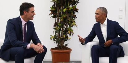 El presidente del Gobierno español, Pedro Sánchez, conversa con el expresidente de Estados Unidos, Barack Obama, durante una reunión, celebrada en el marco del Congreso Internacional de Turismo que se celebra estos días en la ciudad hispalense, en la que han intercambiado ideas sobre la lucha contra el cambio climático y los retos que conlleva la migración.