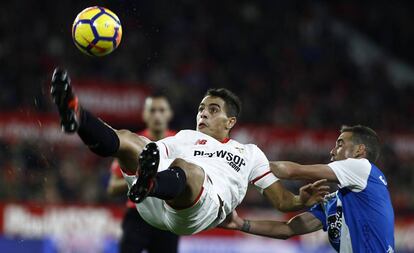 Ben Yedder remata de forma acrobática contra el Deportivo.