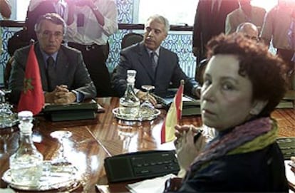 La ministra de Exteriores, Ana Palacio, frente a su homólogo marroquí, Mohamed Benaissa, en julio en Rabat.