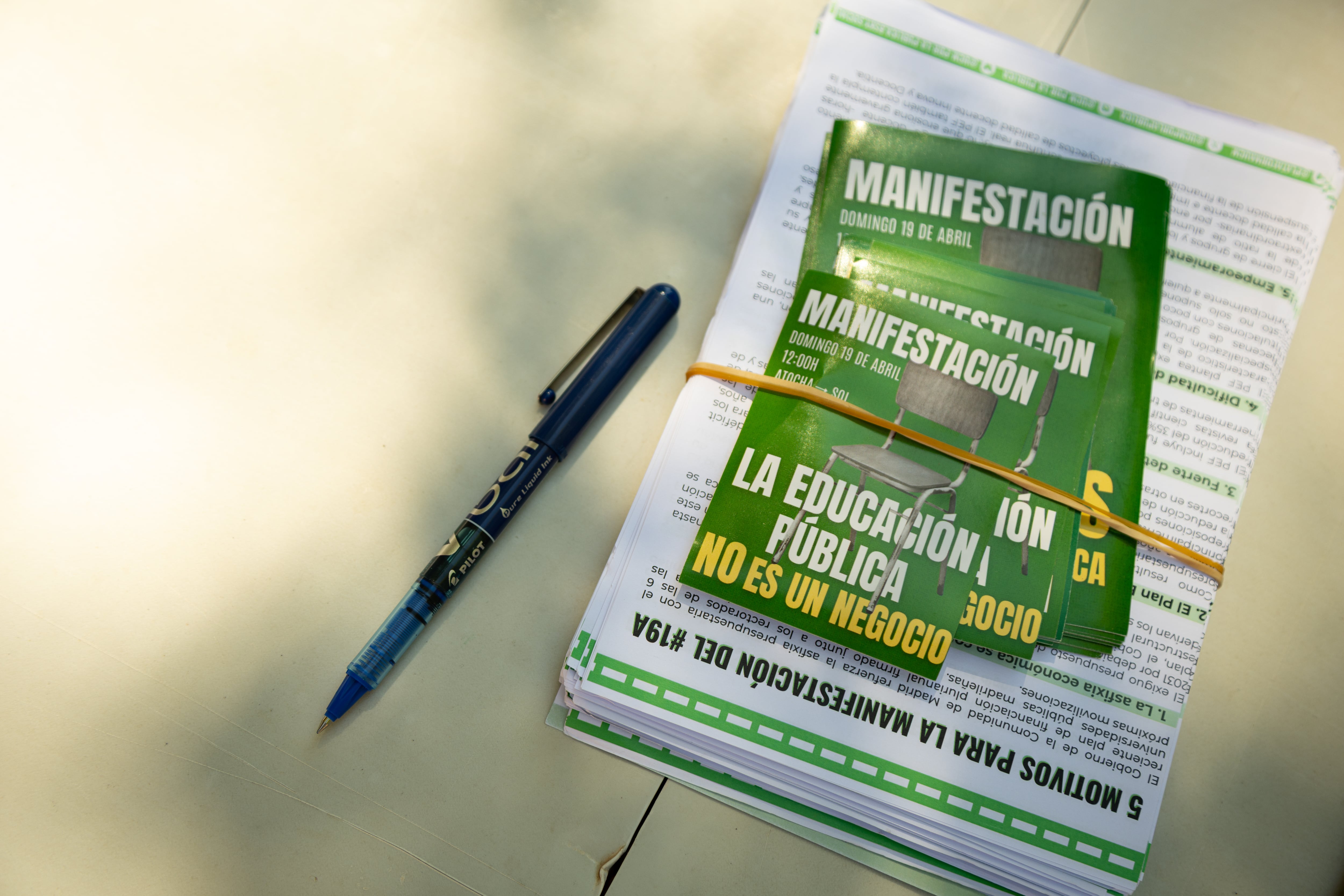 Material entregado a los profesores y alumnos que se acercan a la urna.