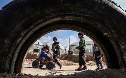 Niños palestinos juegan en una carretera improvisada en el campo de refugiados de Rafah, en la Franja de Gaza.