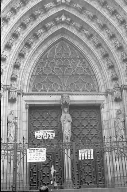 Iglesia con un cartel que advierte que es un edificio incautado por la Generalitat de Cataluña.