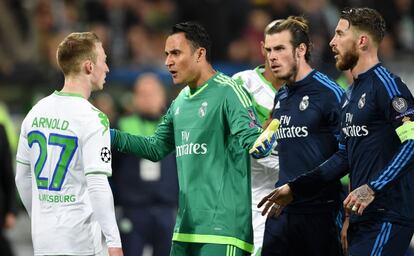 Navas, Bale y Sergio Ramos recriminan una acción a Arnold.