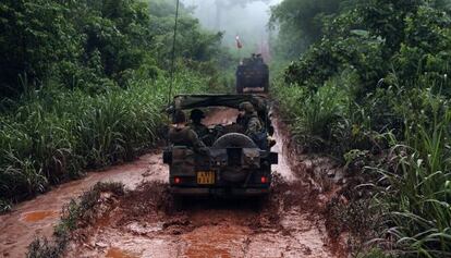 Un grupo de soldados franceses escolta a un convoy que saca a musulmanes que huyen de la violencia en Bangui.
