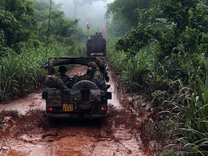 Un grupo de soldados franceses escolta a un convoy que saca a musulmanes que huyen de la violencia en Bangui.
