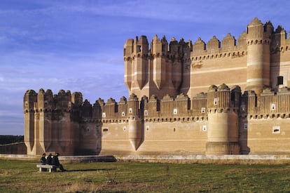 Construido en el siglo XV por orden de la familia Fonseca, joya del arte gótico-mudéjar español, no se asienta sobre un cerro sino sobre unos escarpes del terreno. El marqués de Cenete terminó escaldado por las brasas lanzadas desde sus almenas cuando intentó rescatar a su prometida, María de Fonseca, retenida por su tío.