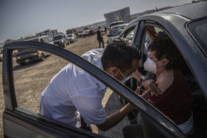 Algunas personas llegaron desde la noche anterior para formarse y esperar su dosis contra el coronavirus.