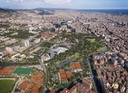 "Un vecino de Les Corts podría ir de su barrio a la Zona Universitaria, y de ahí pasar al parque Cervantes y, a continuación, internarse en el parque natural de Collserola sin pasar en todo el trayecto por áreas de pavimento duro ni cruzar semáforos", explican los arquitectos. |