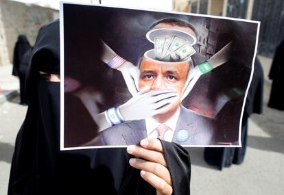 Una mujer sujeta un cartel manipulado donde aparece el enviado de la ONU para Yemen, Ismael Ould Cheikh Ahmed, durante una manifestación contra los ataques aéreos dirigidos por Arabia Saudí, frente a las oficinas de la ONU, en Sanaa (Yemen).