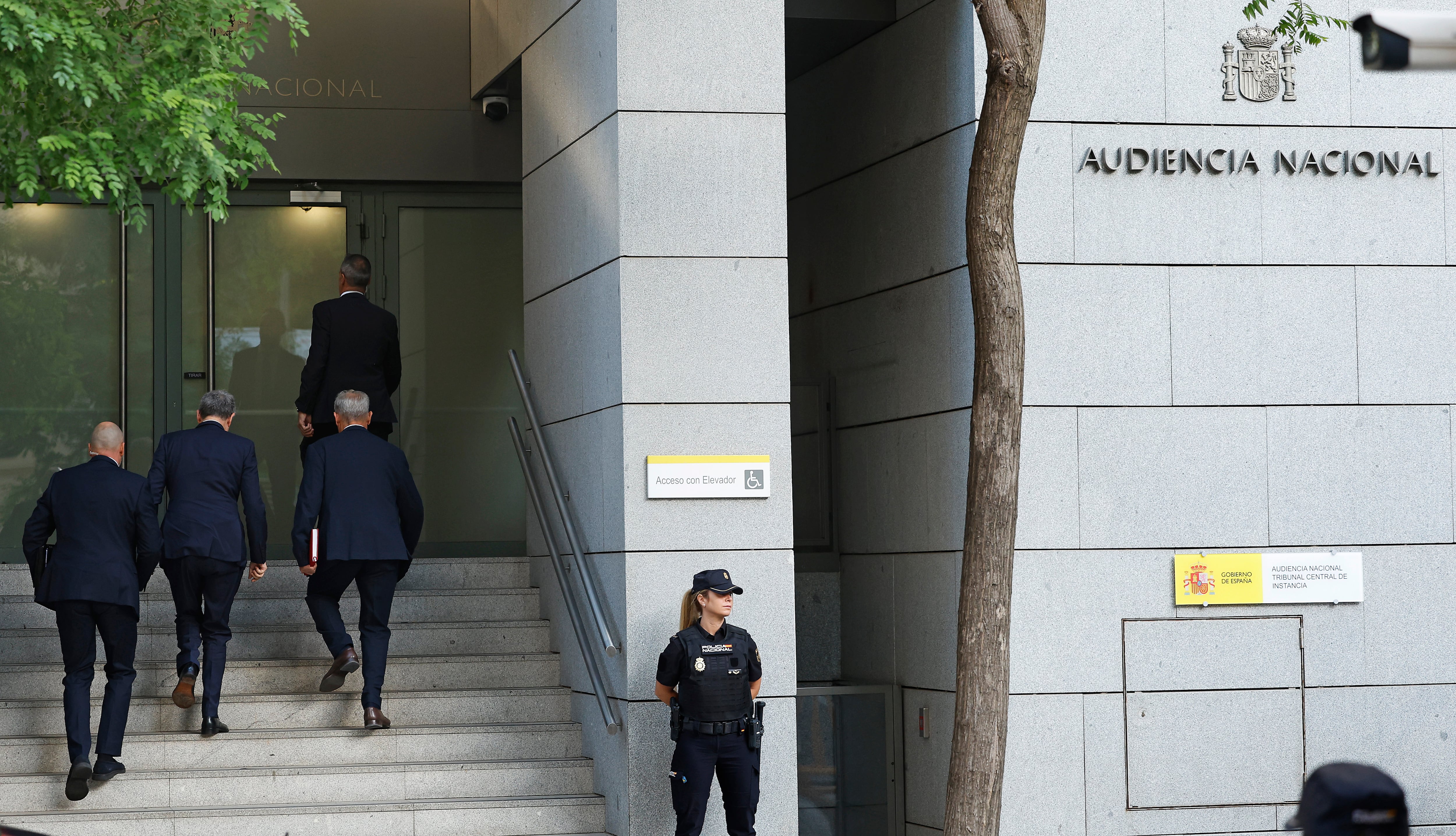 Zapatero asegura ante el juez que nunca influyó en el rescate de Plus Ultra y no declara por las joyas