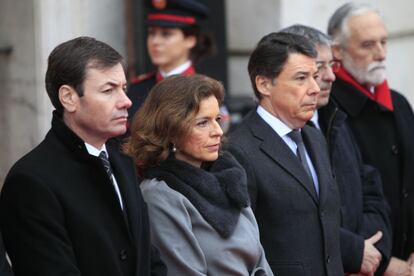 Tomás Gómez, Ana Botella e Ignacio González con semblante serio esta mañana en Sol. Ha sido un acto institucional sencillo y solemne, de cinco minutos, ha reunido en el kilómetro cero a las principales autoridades madrileñas.