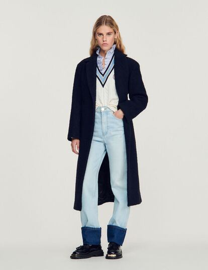 Este abrigo de Sandro es perfecto para darle ese toque “college” a tus looks, está confeccionado en tweed y lleva un cinturón don dos botones que puedes poner o quitar según el estilo que quieras.

525€