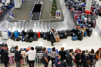 Equipaje perdido en el aeropuerto de Chicago Midway por el colapso de vuelos de Southwest Airlines, el 27 de diciembre de 2022.