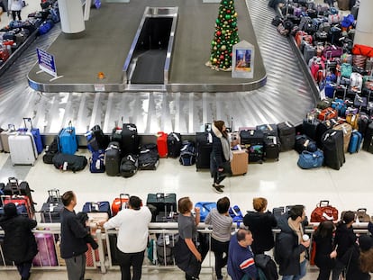 Equipaje perdido en el aeropuerto de Chicago Midway por el colapso de vuelos de Southwest Airlines, el 27 de diciembre de 2022.