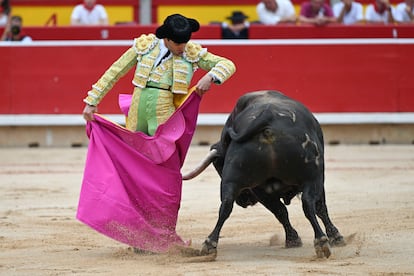 Juan Ortega, en un quite por chicuelinas a su primer toro.