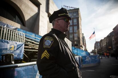 Un policía hace guardia en la línea de meta de la maratón de Boston. La ciudad se blinda para conmemorar el aniversario de los atentados.