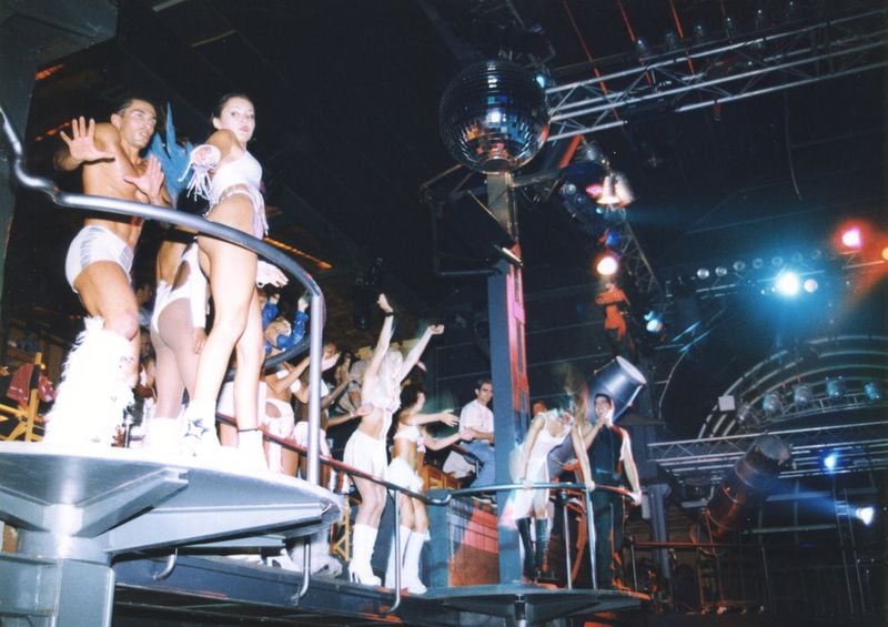 Bailarines en Amnesia en los años noventa. Foto de archivo cedida por el club.