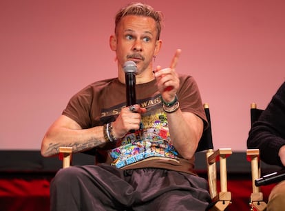 DOMINIC MONAGHAN (fotografiado en 2025) – En la isla era el inconformista Charlie Pace, pero para los espectadores era Merrin, el Hobbit tan valeroso como metomentodo que se había enfrentado a un Nazgûl en la trilogía de 'El señor de los anillos'. En 2009 participó en 'X-Men Orígenes: Lobezno', una de las peores películas del universo Marvel, y fue uno de los protagonistas de 'FlashForward', la primera gran sucesora de 'Perdidos', aunque ni la crítica ni el público tuvieron demasiada paciencia con ella y fue cancelada tras su primera y errática temporada. Además de en el universo Marvel y en la trilogía de Peter Jackson también tuvo un papel en la saga 'Star Wars' donde fue uno de los miembros de la resistencia de 'Star Wars: El ascenso de Skywalker'. Ha dirigido documentales de naturaleza y escribe sobre música y fútbol inglés y el año pasado debutó en el teatro al lado de Billy Boyd, el hobbit Peregrin Tuk, en la adaptación de 'Rosencrantz y Guildenstern están muertos', de Tom Stoppard.