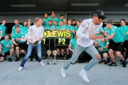 Los pilotos Rosberg y Hamilton celebran junto a su equipo de Mercedes, el doblete conseguido en el GP de Rusia, en el Autódromo de Sochi.