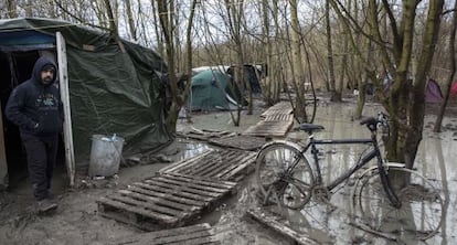 Un home del Kurdistan iraquià al campament de Grande-Synthe (França).