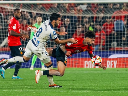 Mikel Merino, centrocampista de la Real Sociedad, durante el partido de ida de las semifinales de la Copa del Rey que RCD Mallorca y Real Sociedad disputan este martes en el estadio de Son Moix, en Palma de Mallorca.