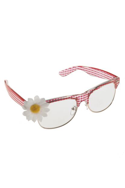 Gafas con estampado de cuadritos y una margarita incorporada en la patilla de Claire's (11,95 euros).