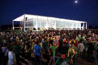 Manifestantes protestam contra o Governo na Esplanada dos Minist&eacute;rios.